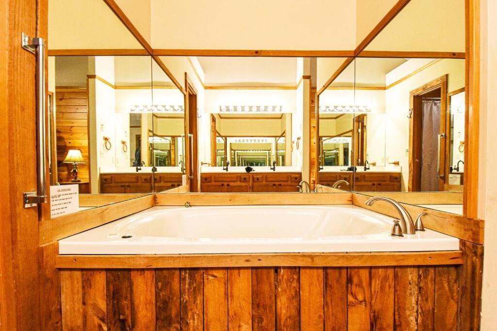 Four Private Suites - Hot Tub - Arcade - Fast Wi-Fi - One Minute To Parkway Fun Pigeon Forge Luaran gambar