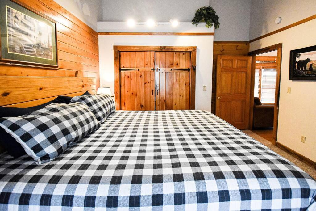 Four Private Suites - Hot Tub - Arcade - Fast Wi-Fi - One Minute To Parkway Fun Pigeon Forge Luaran gambar