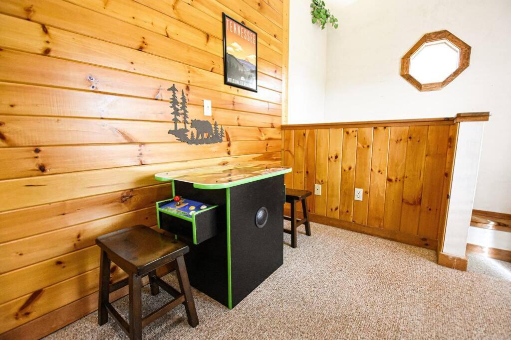 Four Private Suites - Hot Tub - Arcade - Fast Wi-Fi - One Minute To Parkway Fun Pigeon Forge Luaran gambar